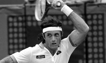 Guillermo Vilas fue el mejor tenista del mundo a lo largo de 1977. Guillermo Vilas fue el mejor tenista del mundo a lo largo de 1977.