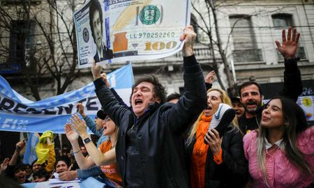 Javier Milei volvió a desafiar al kirchnerismo y apuntó contra La Cámpora. Javier Milei volvió a desafiar al kirchnerismo y apuntó contra La Cámpora.