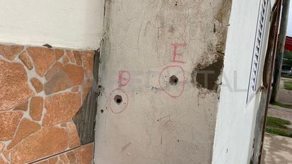 Bestial enfrentamiento entre bandas en el barrio Barranquitas Oeste: una bala atravesó la pared de una casa