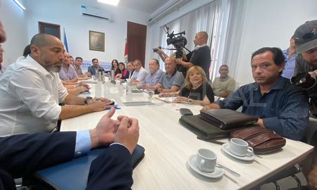 La primera reunión entre funcionarios del gobierno provincial y los gremios docentes se desarrolla desde las 11 la sede del Ministerio de Trabajo en la ciudad de Santa Fe. La primera reunión entre funcionarios del gobierno provincial y los gremios docentes se desarrolla desde las 11 la sede del Ministerio de Trabajo en la ciudad de Santa Fe.