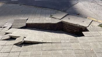 Así está la vereda en calle Moreno, en el cruce con Urquiza.