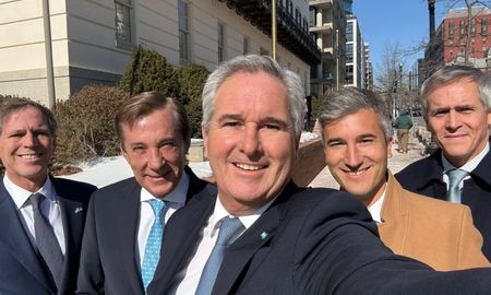 Pablo Quirno, el ministro de Relaciones Exteriores, junto a los funcionarios que rubricaron en Washington el acuerdo comercial. Pablo Quirno, el ministro de Relaciones Exteriores, junto a los funcionarios que rubricaron en Washington el acuerdo comercial.