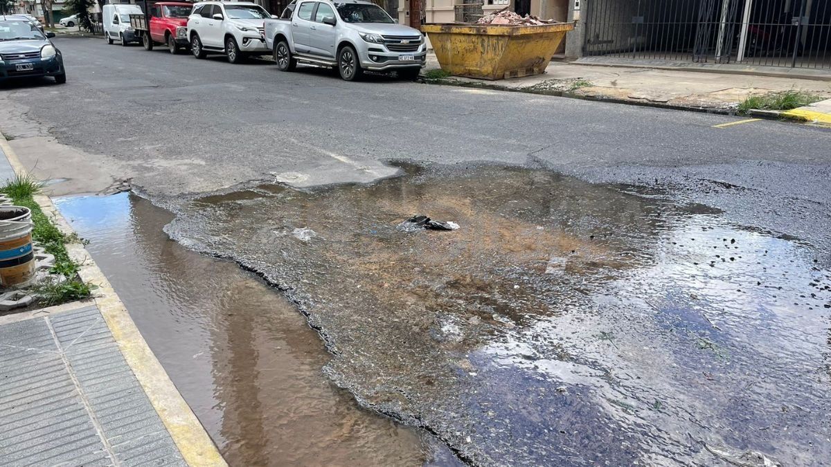 El origen de la pérdida de agua producto de un caño roto. El origen de la pérdida de agua producto de un caño roto.