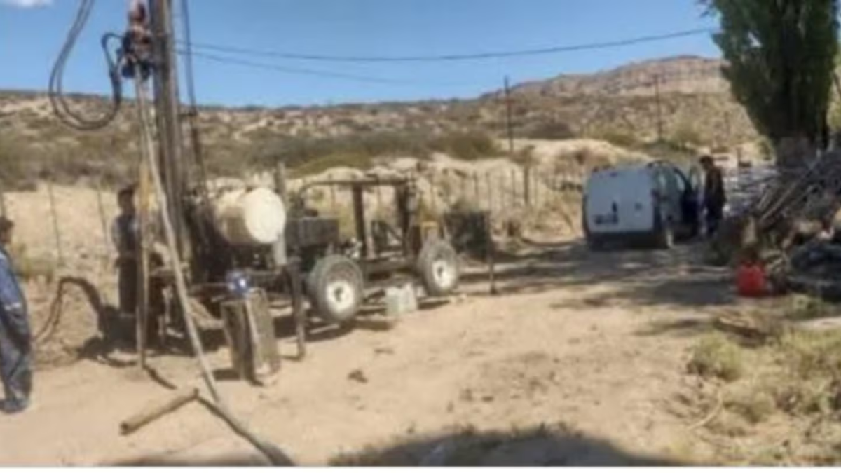 Increíble hallazgo en Neuquén: buscaban agua potable en el patio de una escuela y encontraron petróleo Increíble hallazgo en Neuquén: buscaban agua potable en el patio de una escuela y encontraron petróleo