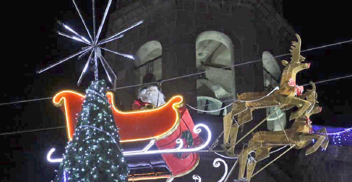 Video: Papá Noel visitó México y su trineo se estrelló contra un edificio