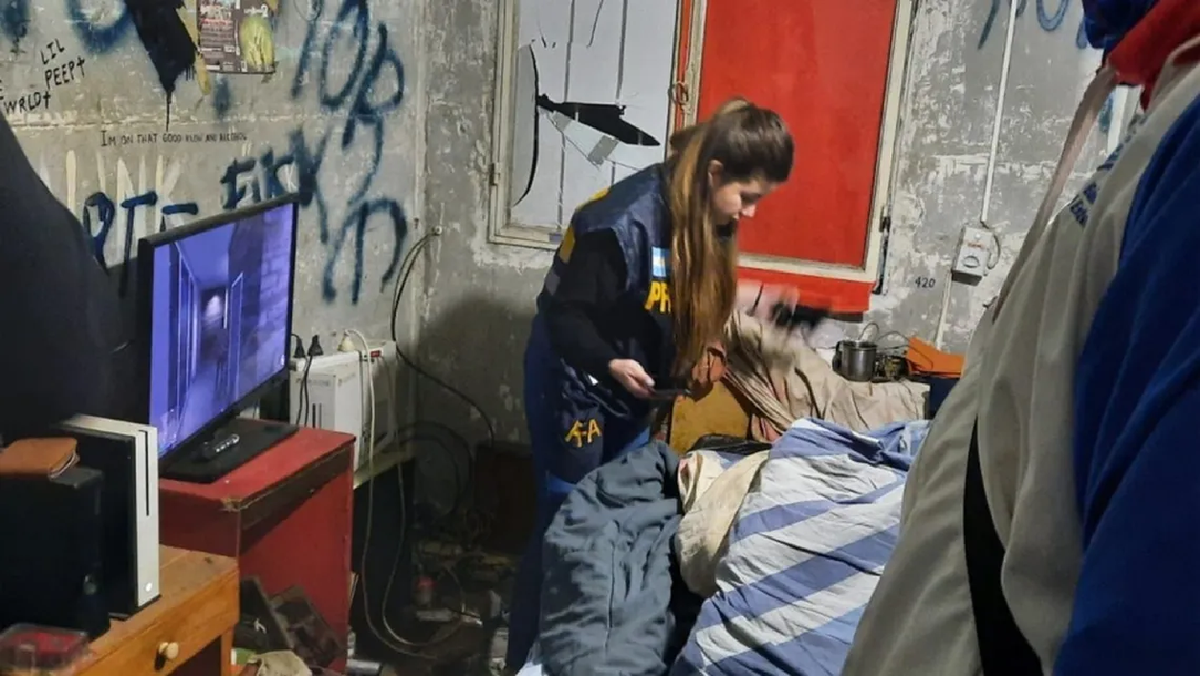 Fotografía del operativo realizado en la vivienda del joven