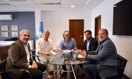 El director ejecutivo de Anses, Osvaldo Giordano, recibió a Roald Báscolo y Jorge Boasso. El director ejecutivo de Anses, Osvaldo Giordano, recibió a Roald Báscolo y Jorge Boasso.