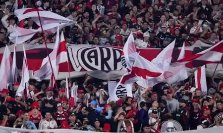 El hincha sufrió una descompensación en el acceso a la tribuna San Martín Baja luego de la eliminación de River en la Copa Sudamericana. El hincha sufrió una descompensación en el acceso a la tribuna San Martín Baja luego de la eliminación de River en la Copa Sudamericana.