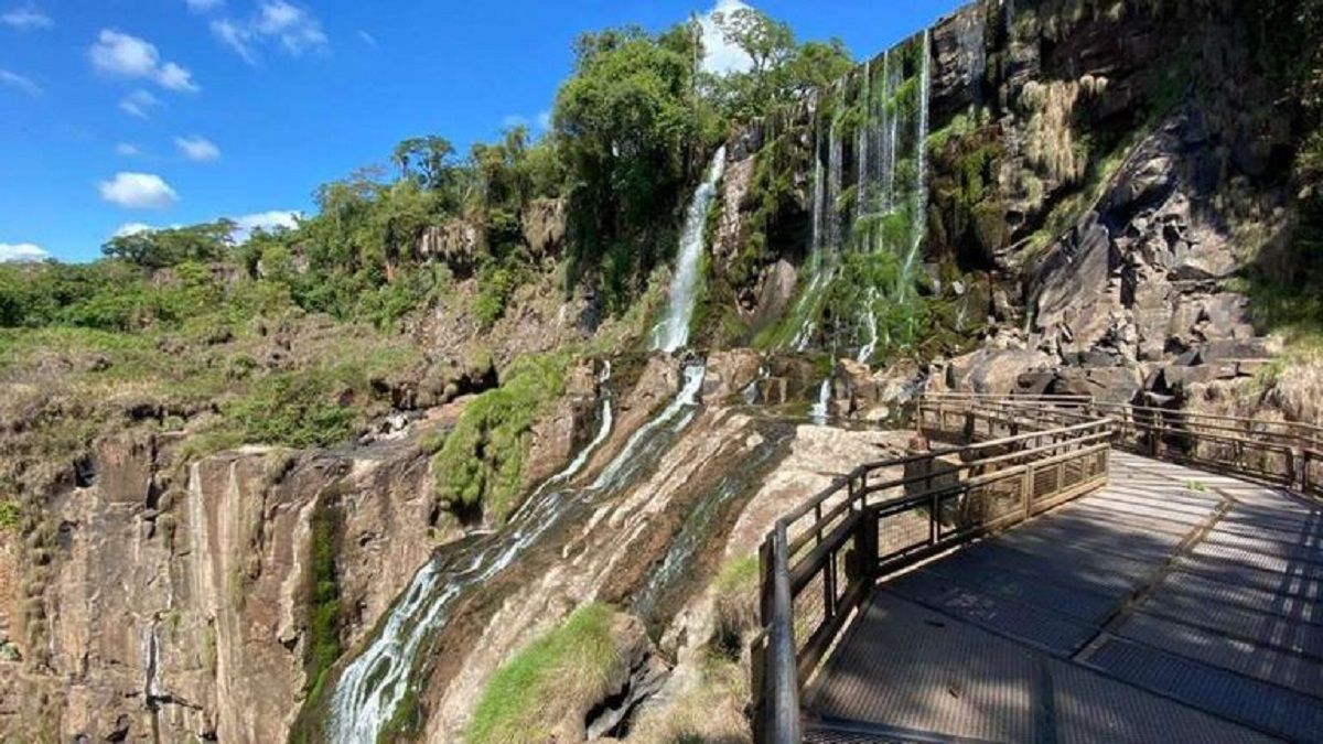 Triste imagen de las Cataratas del Iguazú, sin turistas ni agua