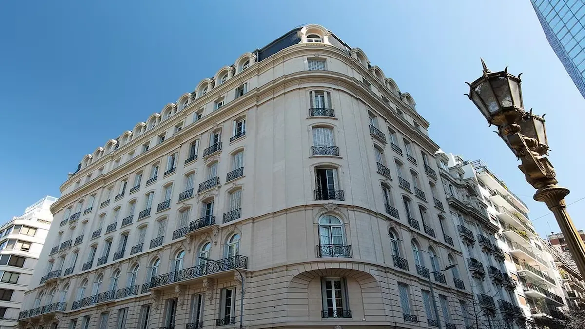 El departamento se encuentra ubicado en un exclusivo barrio de Buenos Aires y cuenta con vista al Palacio San Martín.