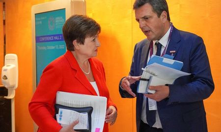 El diálogo entre Massa y Georgieva fue muy corto y estuvo fuera de agenda. El diálogo entre Massa y Georgieva fue muy corto y estuvo fuera de agenda.