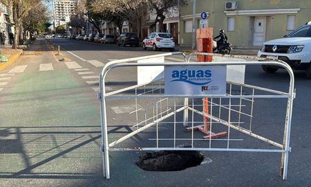 El nuevo socavón se generó en Urquiza y Amenabar. El nuevo socavón se generó en Urquiza y Amenabar.