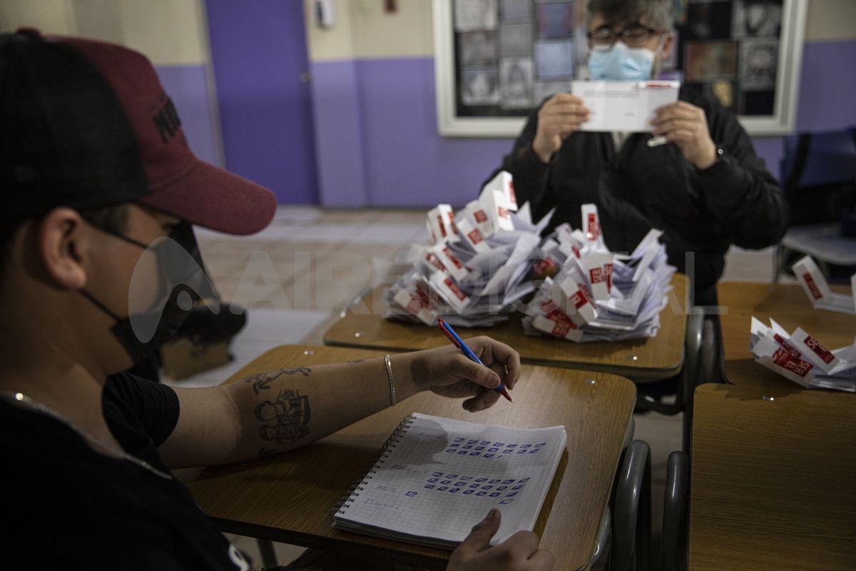 En una jornada histórica, 13 millones de chilenos acudieron a las urnas en el marco del plebiscito constitucional.