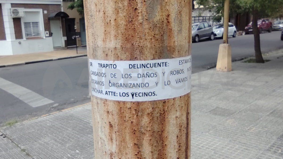 El cartel estaba pegado con cinta adhesiva en un poste de luz.&nbsp;
