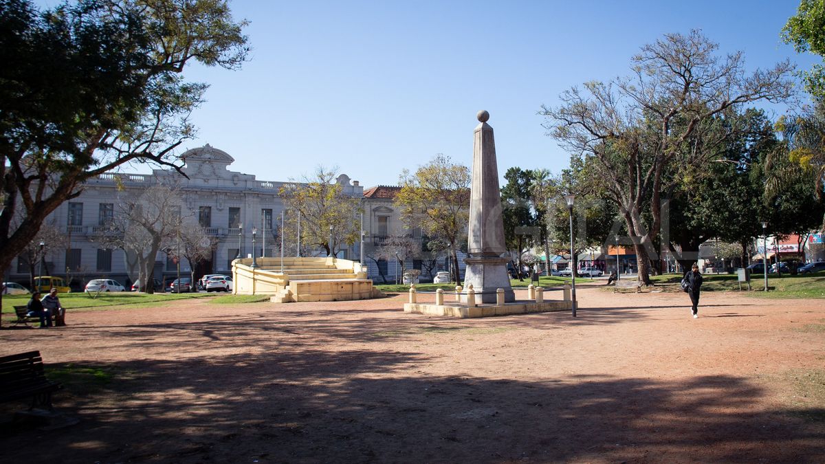 Una mujer fue víctima de un robo a metros de la plaza España de Santa Fe. El ladrón