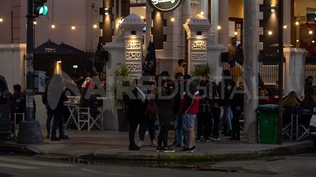 Debaten la creación de la figura de pub para regular las actividades bailables en los bares.