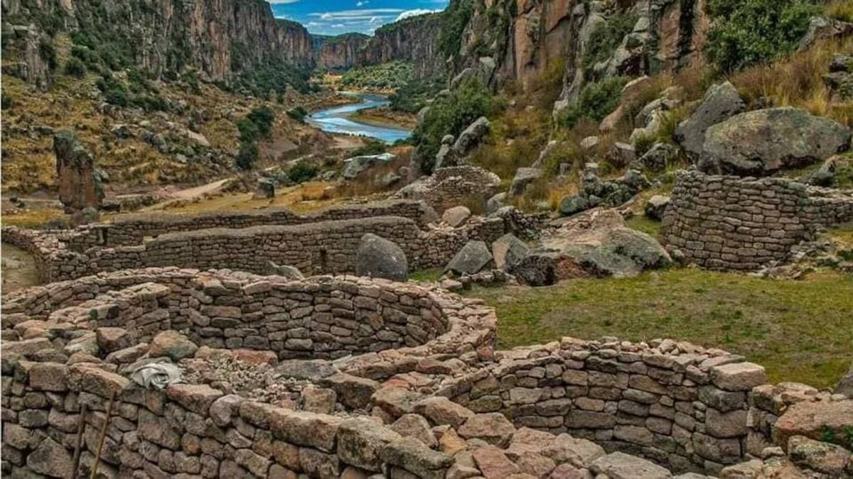 El complejo de T’aqrachullo cuenta con casi 600 estructuras que demuestran la compleja planificación urbana y militar que los incas desplegaron sobre el estratégico valle del río Apurímac. El complejo de T’aqrachullo cuenta con casi 600 estructuras que demuestran la compleja planificación urbana y militar que los incas desplegaron sobre el estratégico valle del río Apurímac.
