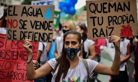 Postal de la manifestación que se realizó el 22 de marzo en Buenos Aires, bajo la consigna “el agua no debe ser un privilegio. Postal de la manifestación que se realizó el 22 de marzo en Buenos Aires, bajo la consigna “el agua no debe ser un privilegio.