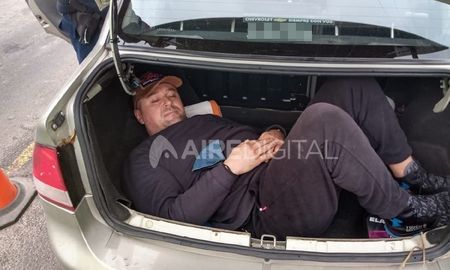 Viktor Melnyk, el exmilitar de 1,90 adentro del baúl de un Chevrolet Corsa. Viktor Melnyk, el exmilitar de 1,90 adentro del baúl de un Chevrolet Corsa.