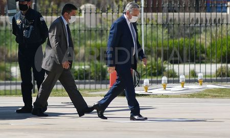 El presidente llegó a Casa Rosada este mediodía y se ecuentra reunido con un grupo reducido de colaboradores. El presidente llegó a Casa Rosada este mediodía y se ecuentra reunido con un grupo reducido de colaboradores.