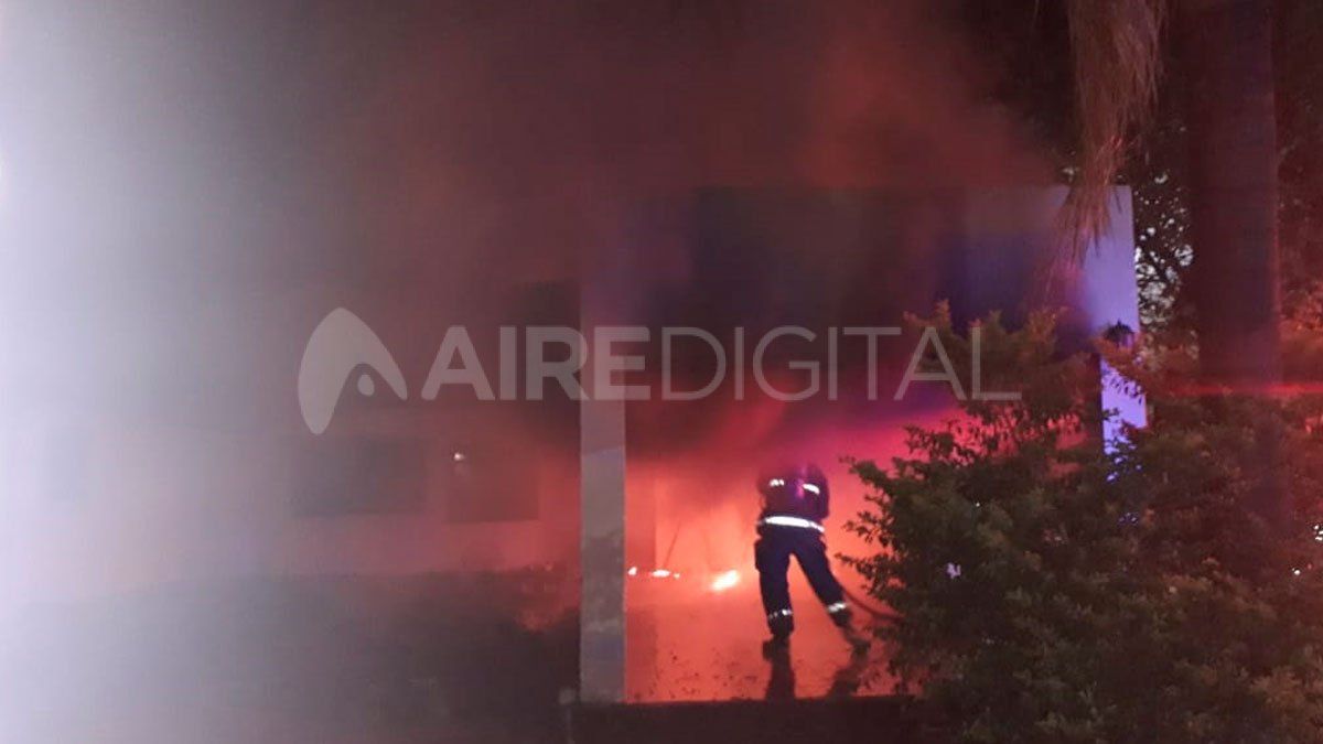 El foco ígneo en la esquina de General López y 1° de Mayo comenzó pasadas las 21.30 de este miércoles.&nbsp;