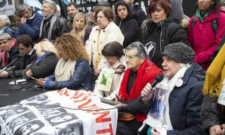 Dirigentes e integrantes de organizaciones de derechos humanos y de partidos de izquierda se manifestaron en los alrededores de la Legislatura porteña Dirigentes e integrantes de organizaciones de derechos humanos y de partidos de izquierda se manifestaron en los alrededores de la Legislatura porteña