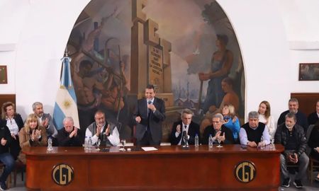 El ministro de Economía y precandidato a presidente de Unión por la Patria (UxP), Sergio Massa, recibió este miércoles el apoyo de la Confederación General del Trabajo (CGT). El ministro de Economía y precandidato a presidente de Unión por la Patria (UxP), Sergio Massa, recibió este miércoles el apoyo de la Confederación General del Trabajo (CGT).
