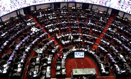 Diputados respaldó la decisión del Estado nacional de reducir de 3,5% a 2,32 % la coparticipación de la ciudad de Buenos Aires, a partir de la iniciativa que establece que Nación y Ciudad deberán acordar los mecanismos de giro de los fondos y actualizar en forma trimestral el monto anual de 24.500 millones de pesos, con el que el Ejecutivo compensará el traspaso de la Federal. Diputados respaldó la decisión del Estado nacional de reducir de 3,5% a 2,32 % la coparticipación de la ciudad de Buenos Aires, a partir de la iniciativa que establece que Nación y Ciudad deberán acordar los mecanismos de giro de los fondos y actualizar en forma trimestral el monto anual de 24.500 millones de pesos, con el que el Ejecutivo compensará el traspaso de la Federal.