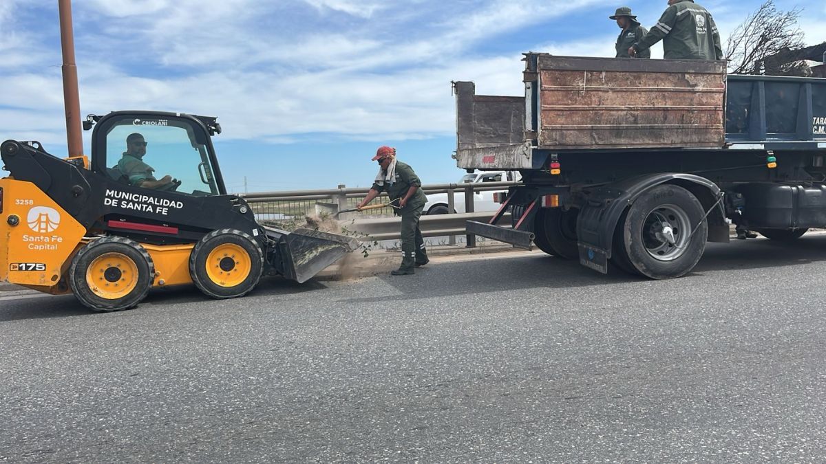 La actividad principal de los trabajos consiste en levantar los motículos de tierra que están en la calzada de la ruta nacional 168.