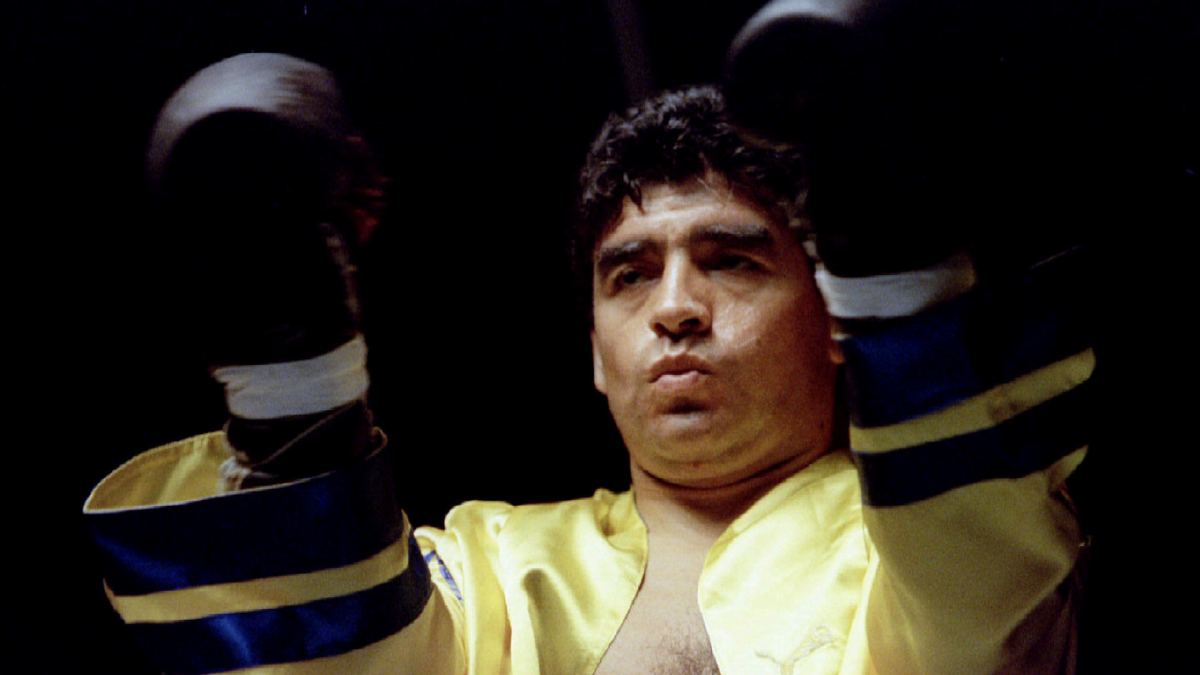El día que Maradona sorprendió a todos una vez más y boxeó con Santos Laciar. El día que Maradona sorprendió a todos una vez más y boxeó con Santos Laciar.