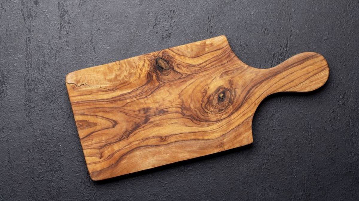 Las tablas de cortar pueden acumular bacterias peligrosas si no se limpian bien. Las tablas de cortar pueden acumular bacterias peligrosas si no se limpian bien. 