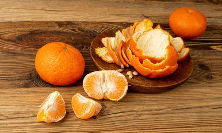Las cáscaras de mandarina repelen insectos y mejoran el aroma del hogar. Las cáscaras de mandarina repelen insectos y mejoran el aroma del hogar.