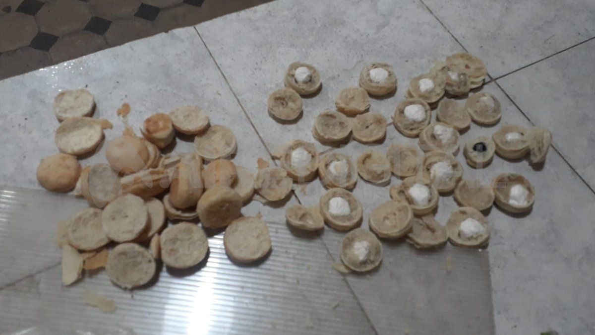 El personal encontró el material estupefaciente oculto en los bizcochos que quiso ingresar el interno.
