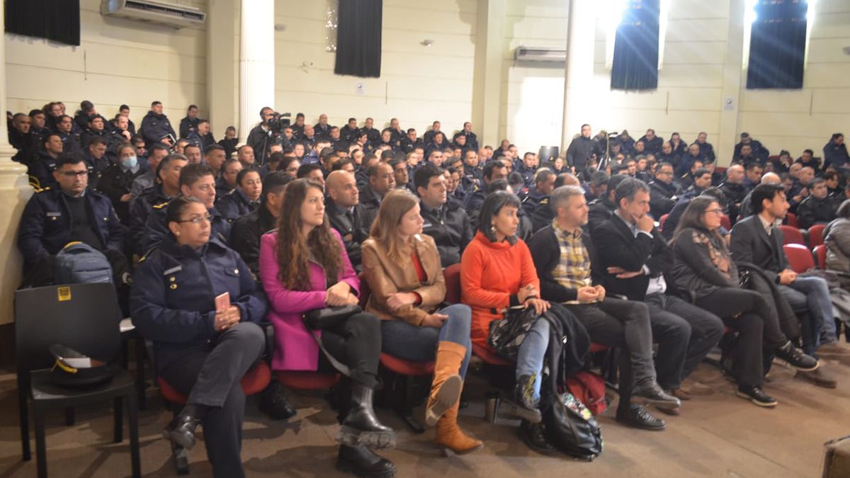 La capacitación se realizó en la facultad de Ciencias Médicas de la Universidad Nacional de Rosario (UNR) y estuvo destinada a las fuerzas policiales de la Santa Fe y a trabajadores del Poder Ejecutivo provincial.