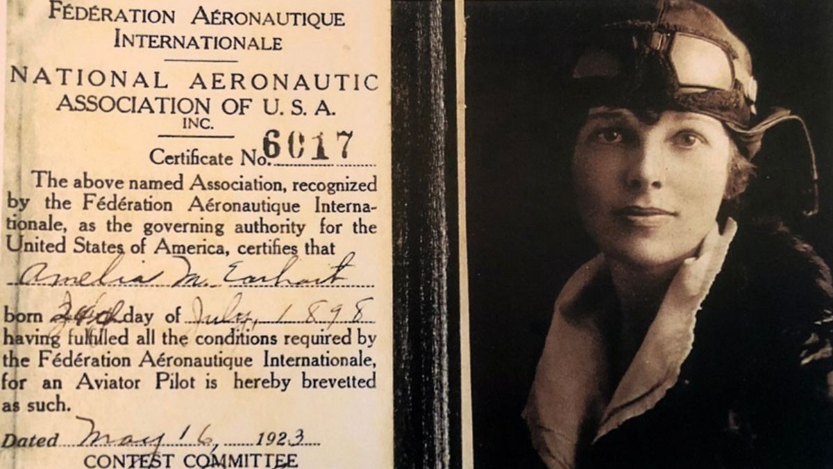 El 16 de mayo de 1923, Earhart se convirtió en la 16ª mujer en los Estados Unidos en obtener la licencia de piloto (la número 6017) por parte de la National Aeronautic Association. Le faltaban dos meses y ocho días para cumplir 26 años. El 16 de mayo de 1923, Earhart se convirtió en la 16ª mujer en los Estados Unidos en obtener la licencia de piloto (la número 6017) por parte de la National Aeronautic Association. Le faltaban dos meses y ocho días para cumplir 26 años.