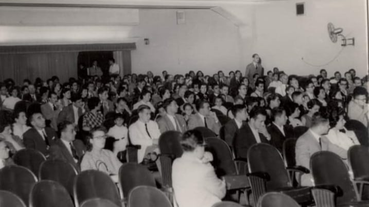 En 1896, el cine llegó a Santa Fe. Fue considerado como una de las novedades tecnológicas más importantes y despertó la curiosidad de todos la gente. Gentileza: Cine Club Santa Fe En 1896, el cine llegó a Santa Fe. Fue considerado como una de las novedades tecnológicas más importantes y despertó la curiosidad de todos la gente. Gentileza: Cine Club Santa Fe