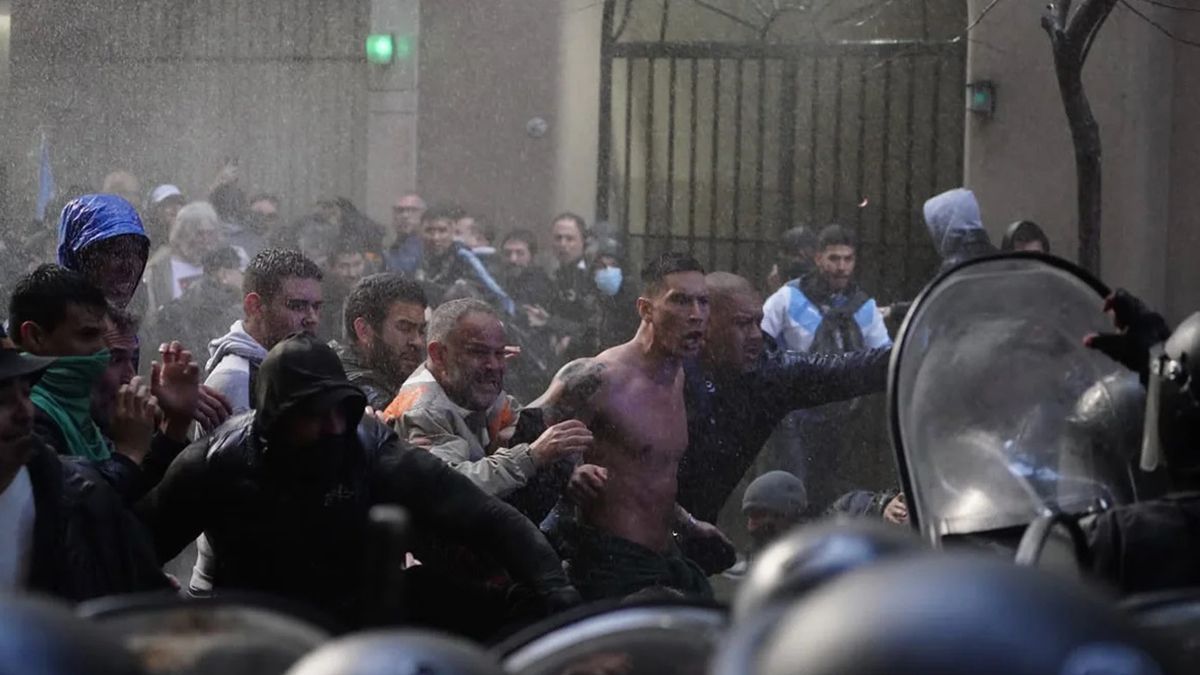 El hecho ocurrió cuando un grupo de militantes tiraron las vallas que se habían instalado en la zona.