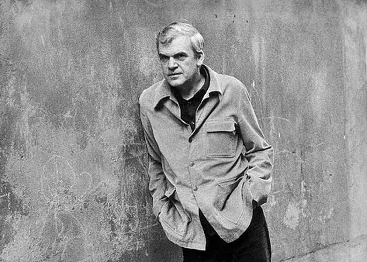El escritor de origen checo Milan Kundera en una calle de París, en abril de 1979.JEAN-PIERRE COUDERCEM El escritor de origen checo Milan Kundera en una calle de París, en abril de 1979.JEAN-PIERRE COUDERCEM