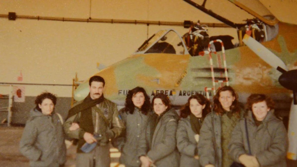 Barrera y otras cinco enfermeras curaron a los heridos en las batallas por Malvinas desde el buque ARA Almirante Irízar. 