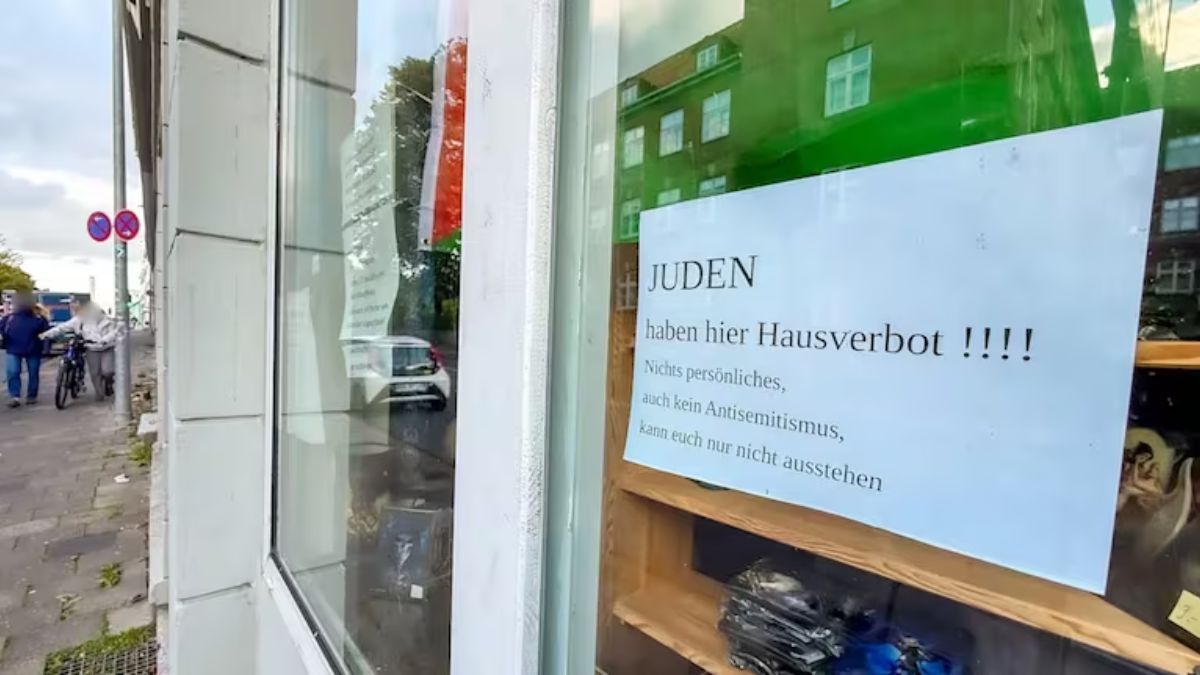 El cartel prohibía la entrada de judíos a un negocio en Alemania.