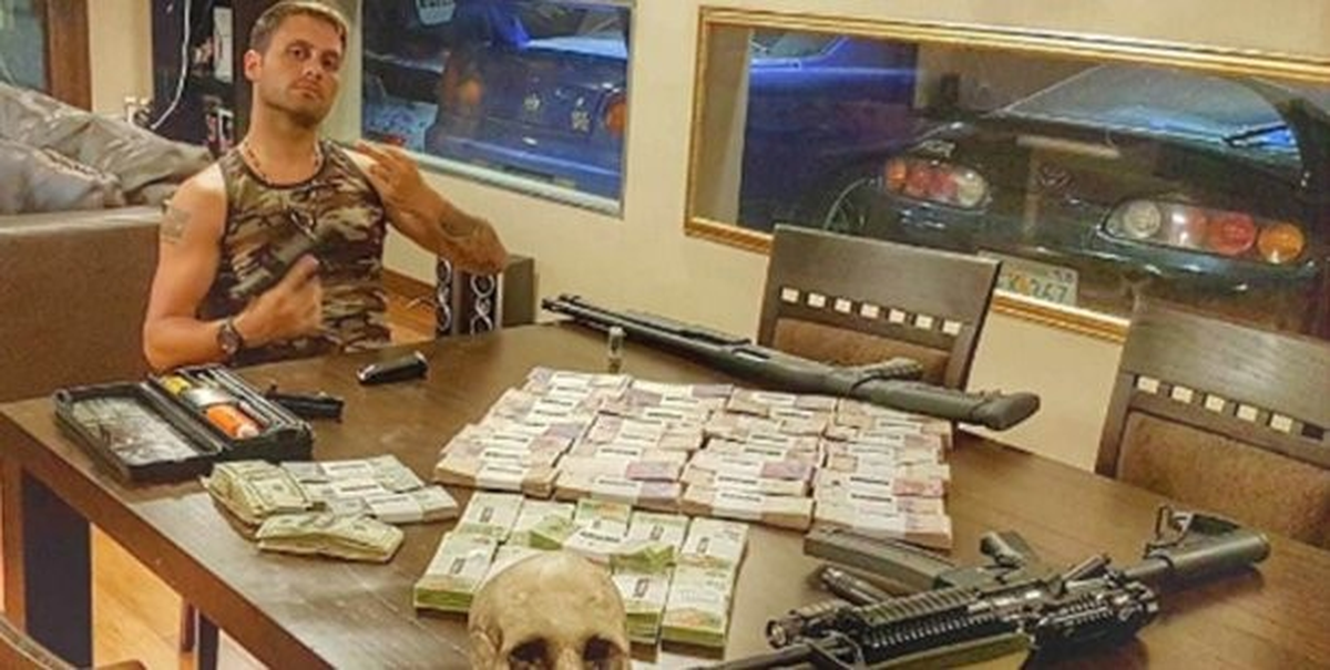 Radetic lleva una vida de lujo y excentricidad rodeado de mujeres, armas y autos de lujo.