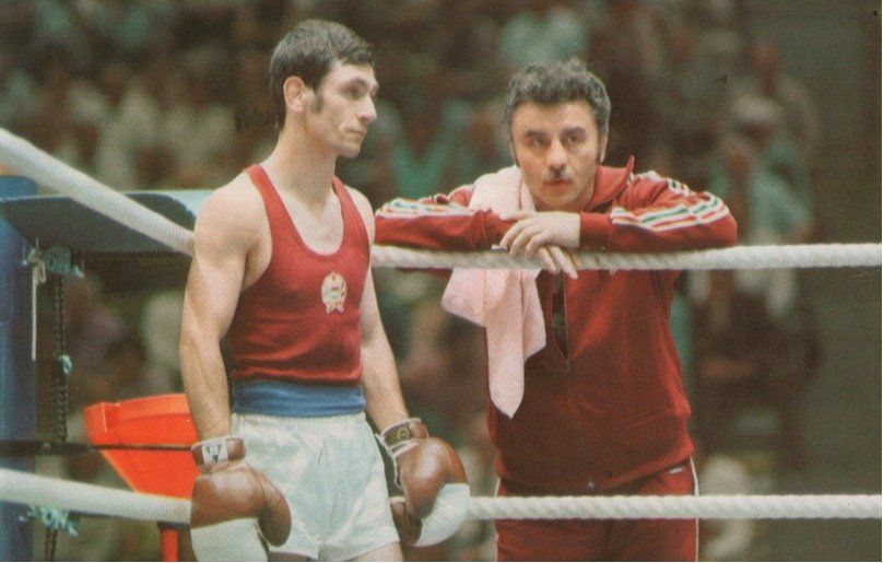 Entre 1971 y 1992, Papp fue el entrenador del equipo nacional de boxeo de Hungría y, en los Juegos de Munich 1972, consagró a su único campeón olímpico: György Gedó (juntos en la foto), quien se llevó el oro en minimosca (menos de 48 kilos) al vencer por 5-0 al norcoreano Kim U-Gil.