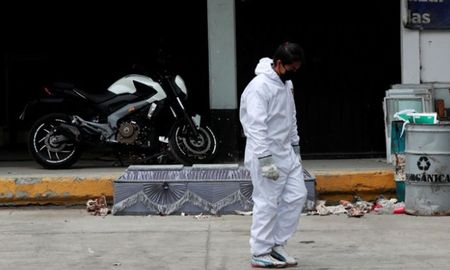 El trabajador de un cementerio utiliza un traje protector afuera de un cuarto de cremación - México (Foto: Reuters/Carlos Jasso) El trabajador de un cementerio utiliza un traje protector afuera de un cuarto de cremación - México (Foto: Reuters/Carlos Jasso)