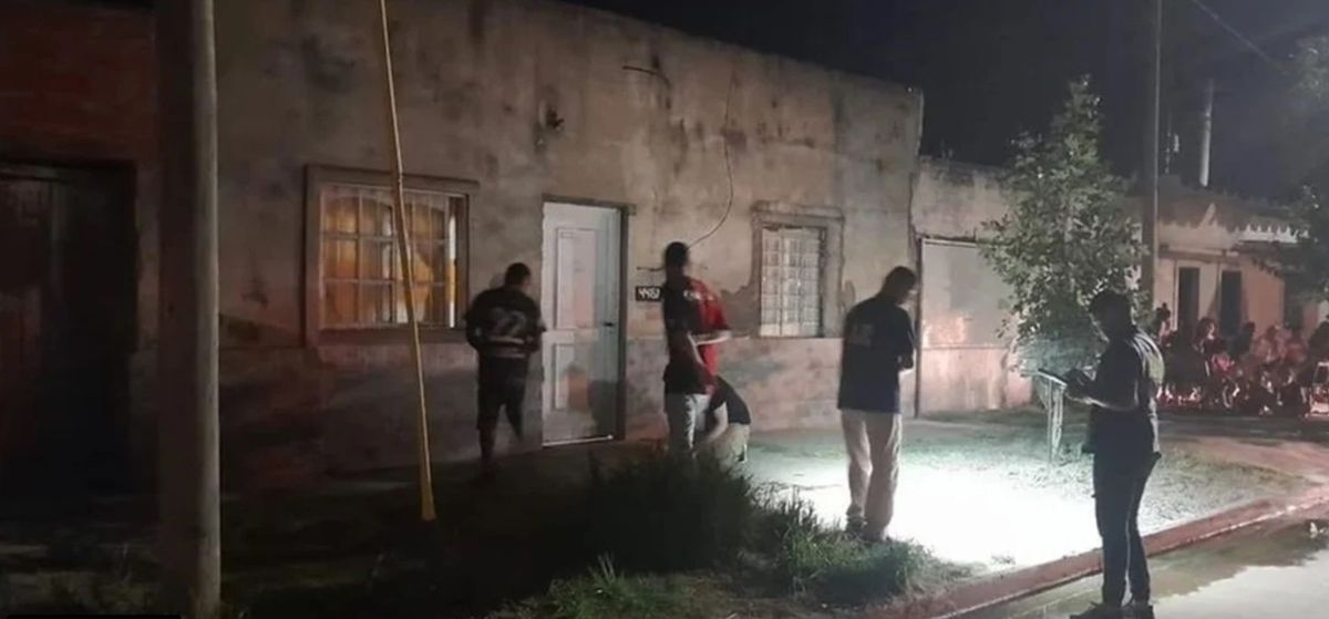 Policías mientras realizaban peritajes en el lugar del cruento ataque. Policías mientras realizaban peritajes en el lugar del cruento ataque.