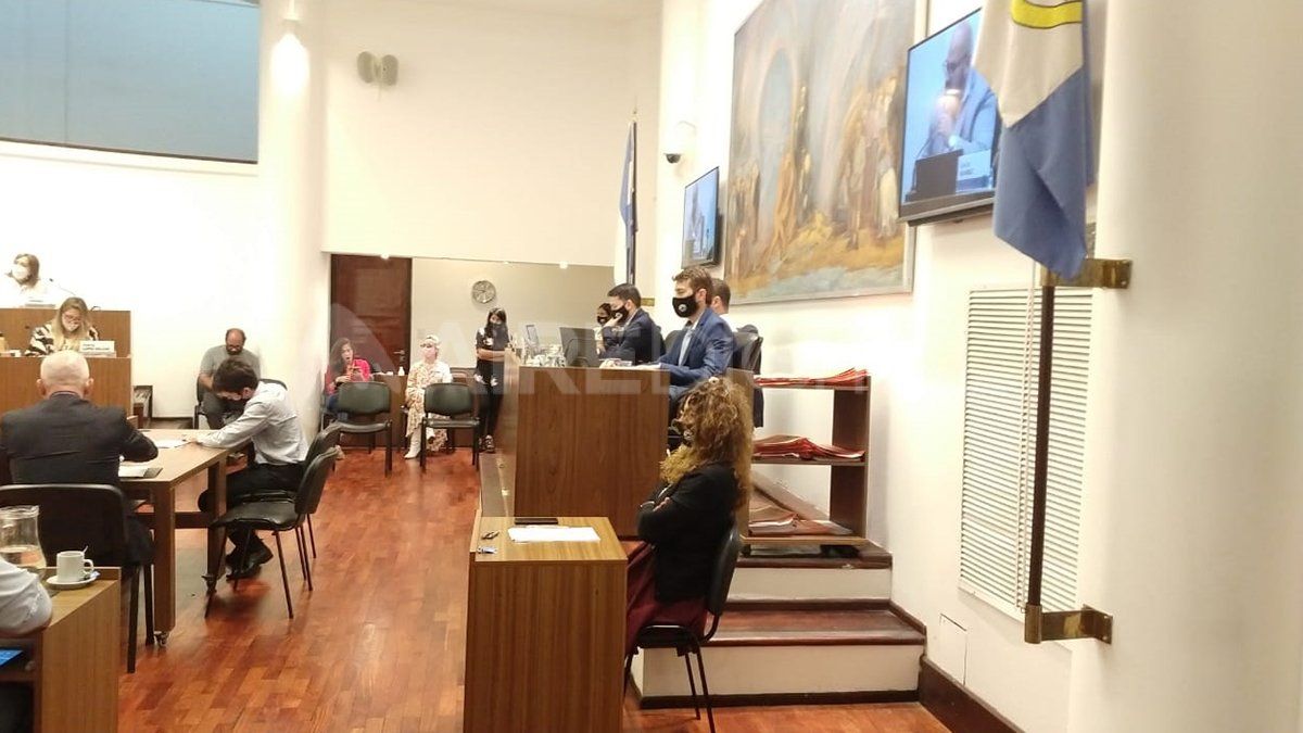 Este martes, el Concejo Municipal aprobó ambos Mensajes enviados por el Ejecutivo pero con fuertes críticas del arco político opositor. El presupuesto contó con los votos positivos del FPCyS, del PJ y parte de bloque de la UCR y se abstuvieron los ediles Carlos Pereira e Inés Larriera.