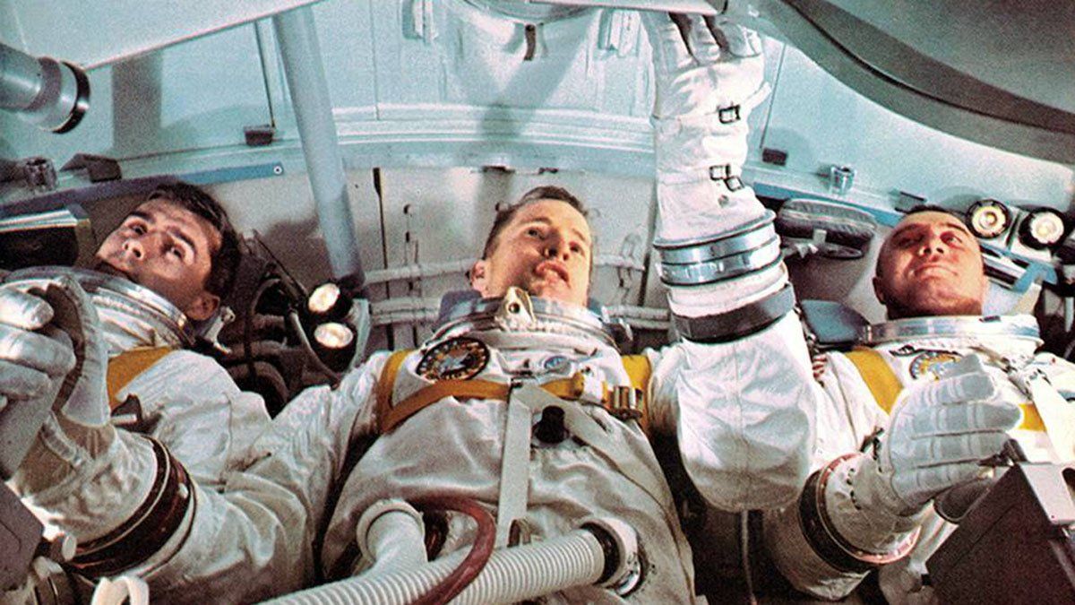Apolo 1 fue la primera misión de ensayo a la Luna en enero de 1967. En la nave había tres astronautas que harían la prueba final. Una falla generó un incendio y los tripulantes no pudieron salir.