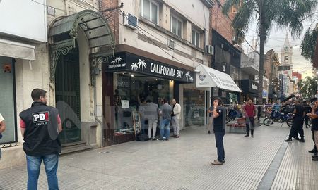 El momento en que policías de la PDI y fiscales llegaron hasta el local comercial. El momento en que policías de la PDI y fiscales llegaron hasta el local comercial.