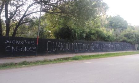 Graves amenazas al plantel de Newells tras la derrota en el Clásico Rosarino. Graves amenazas al plantel de Newells tras la derrota en el Clásico Rosarino.