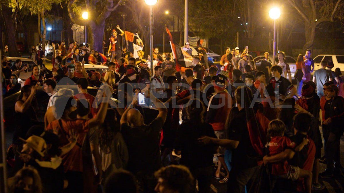 Colón campeón: la pasión sabalera salió de fiesta en las calles de Santa Fe
