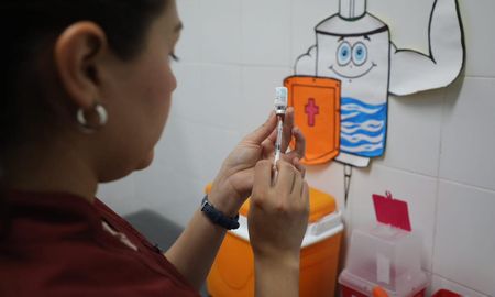 La vacuna es gratuita para los grupos priorizados y no requiere orden médica. La vacuna es gratuita para los grupos priorizados y no requiere orden médica.